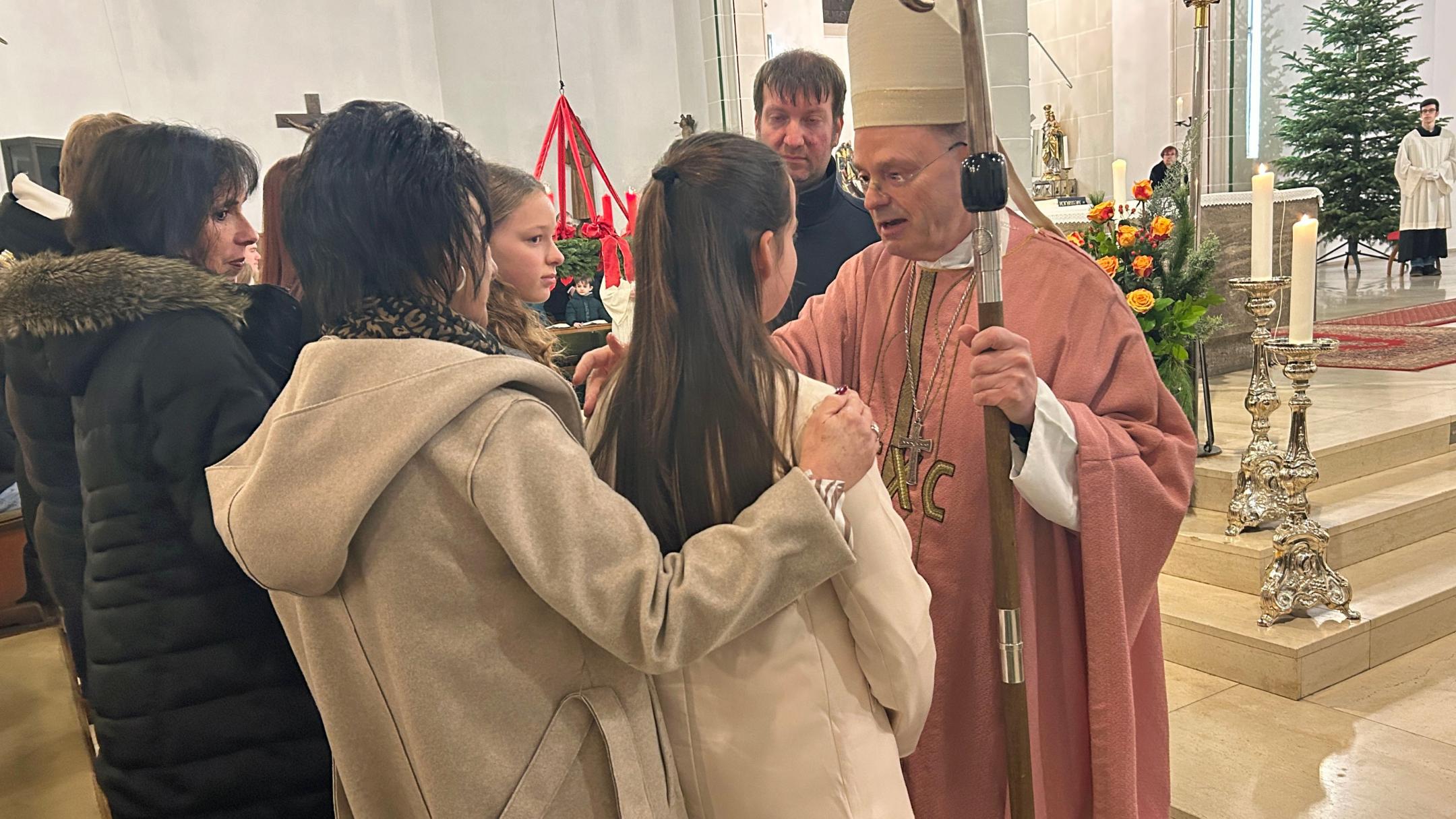 Weihbischof Brahm spendet Firmung