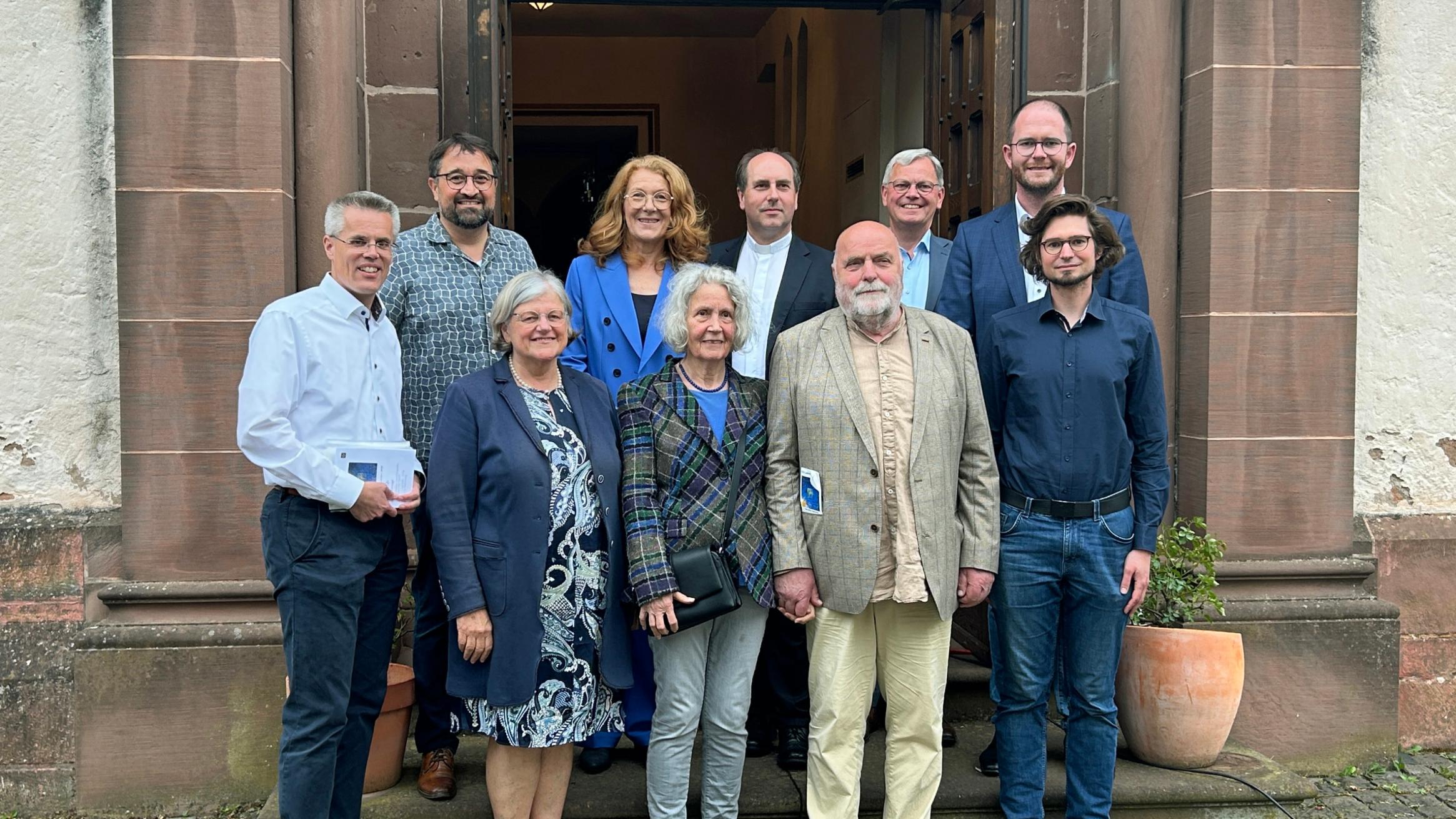 Hintere Reihe von links: Oberbürgermeister Marcus Hoffeld, Kooperator Michael Meyer, Umweltministerin Petra Berg, Dekan PatrikSchmidt, Generalvikar Ulrich von Plettenberg, Jugendpfarrer Thomas Hufschmidt. Vordere Reihe: Schirmherrin Dagmar Heib, Marliese und Uwe Appold, Philipp Kirsch (Leitungsteam Pastoraler Raum Merzig).