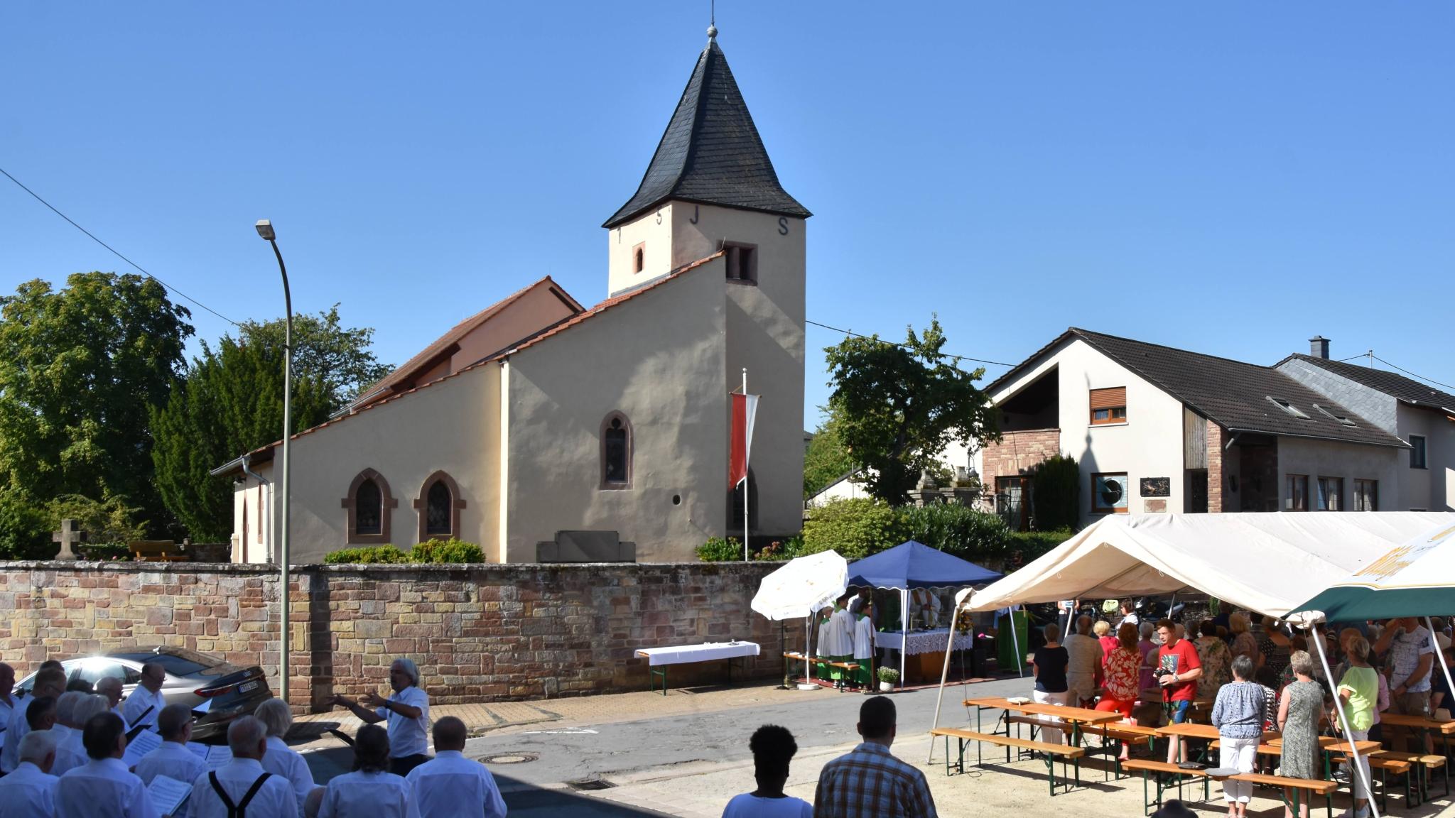 Der Festgottesdienst fand auf dem Platz vor der St. Willibrords-Kapelle statt.