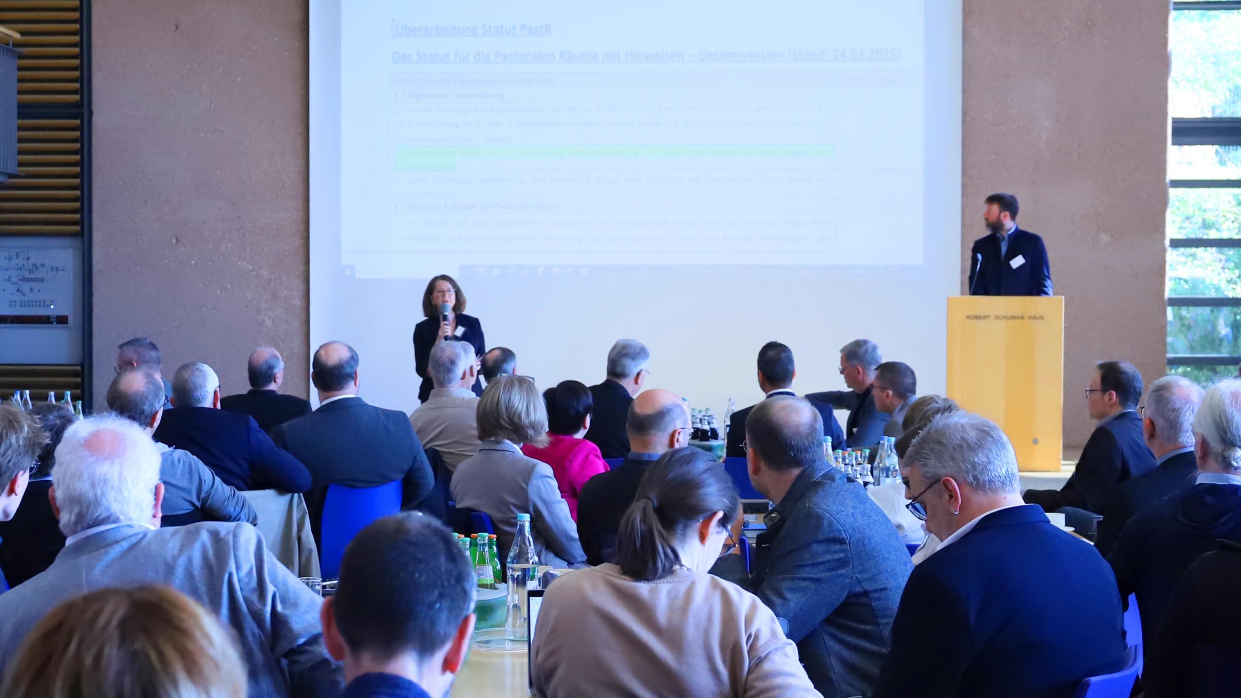 Mechthild Schabo und Benedikt Achtermann stellen die Überarbeitung des Statuts für den Pastoralen Raum vor