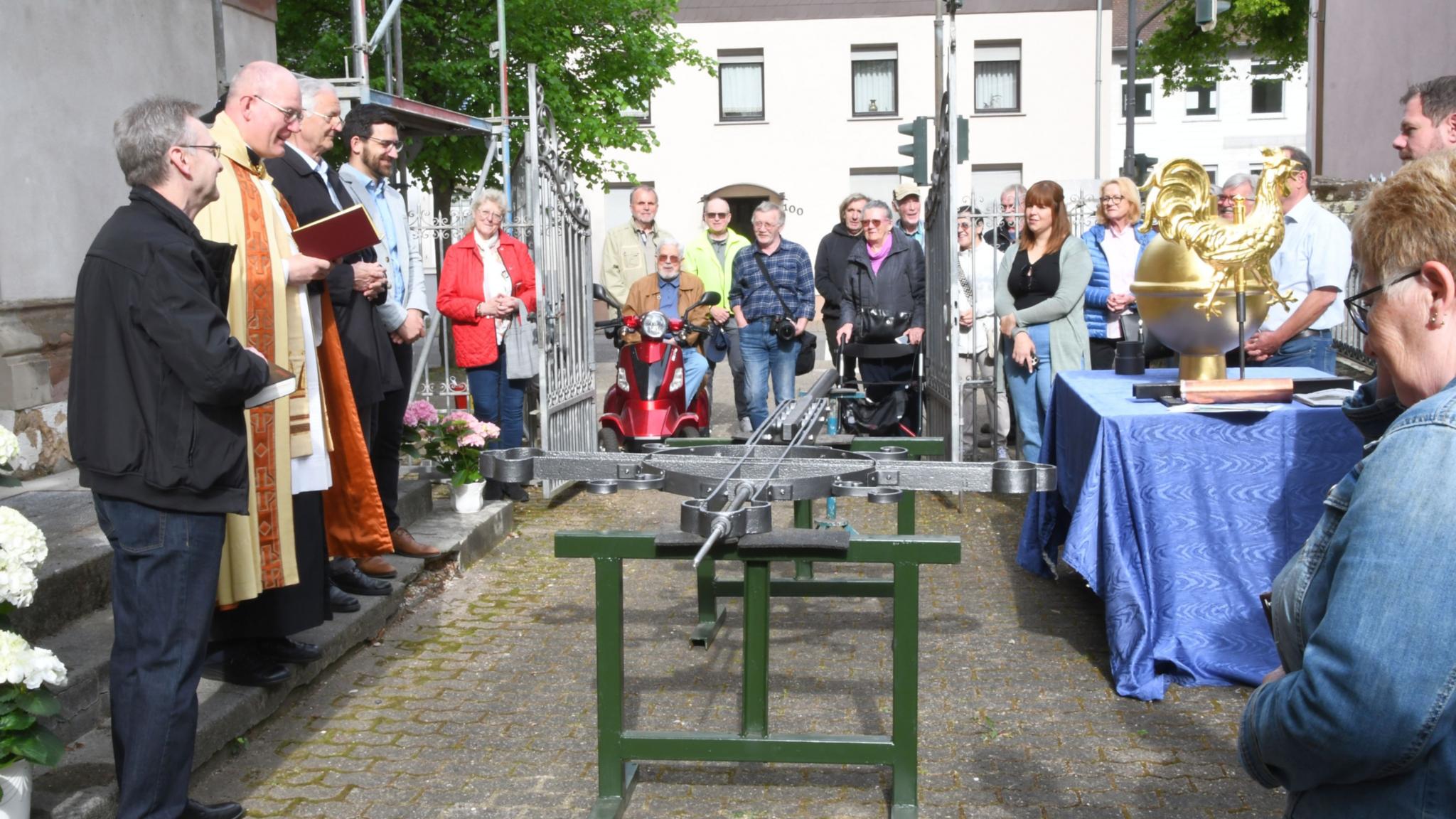 Viele Menschen kamen zur Errichtung des Turmkreuzes von St. Peter und Paul in Beaumarais. Pfarrer Zöllner segnete das Kreuz ein.